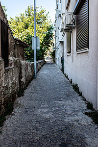 一条狭窄的城市街道 有石地板和古老建筑乡村地标文化街道旅行鹅卵石村庄历史历史性住宅图片