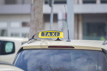 黄色出租车在城市的出租车上签名公共汽车车辆汽车发动机交通街道速度驾驶摩托车旅行图片