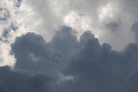 在天空中发现黑暗和灰暗的乌云雷雨云景危险气氛环境季节风暴臭氧气象天气图片