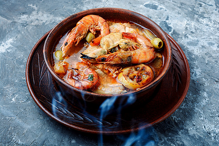 酸汤和虾虾海鲜鱼汤柠檬盘子贝类午餐胡椒美食肉汤香料背景图片