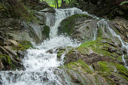 奥地利峡谷的一个令人印象深刻的瀑布游客途径远足者石头风景公园岩石荒野旅行环境图片
