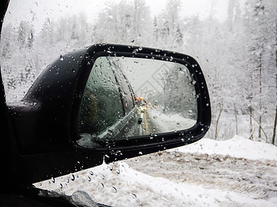 冬天一辆车的外面镜子冻结季节玻璃车辆天气环境雪花旅行窗户降雪图片