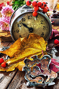 秋余生桌子橙子钟表手表时间红色苏醒金属历史背景图片