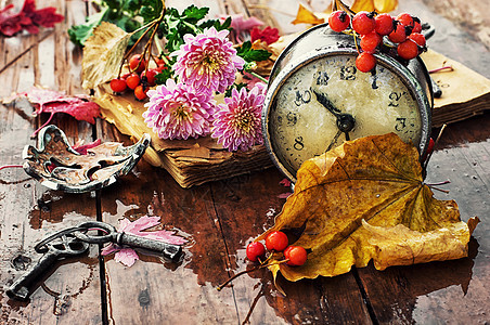 秋余生苏醒橙子历史钟表金属手表桌子红色叶子日光图片