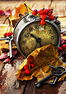 秋余生钟表古董桌子金属红色时间背景手表橙子叶子图片