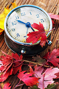 秋余生桌子日光手表时间古董背景金属橙子红色钟表图片