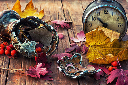 秋余生叶子日光时间金属手表橙子桌子钟表背景古董图片