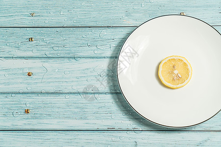 蓝色桌上的水果柠檬 凉爽的光背景美味浅蓝色饮食木头佳肴果汁桌子青色食物乡村图片
