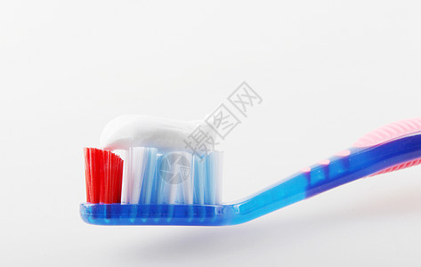 白色背景上的牙刷药品刷子生活方式口服医疗蓝色医学保健管子牙齿图片