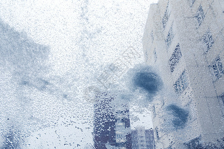 大雪期间车内的挡风玻璃白色天气运输状况暴风雪窗户驾驶玻璃汽车雪花图片