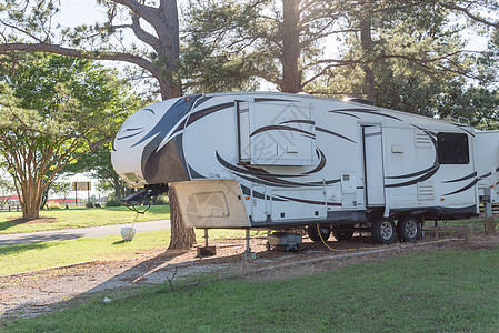 德克萨斯州达拉斯附近的RV和露营公园森林闲暇假期红木帐篷旅行露营者旅游探索货车图片