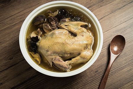 菜香鸡汤和木头背景美食勺子乡村烹饪补品传统厨师午餐盘子食物背景
