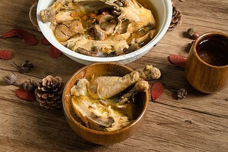 菜香鸡汤和木头背景美食肉汤蔬菜食物烹饪盘子乡村传统午餐美味背景