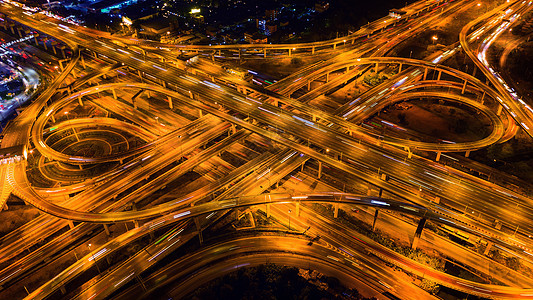 夜间大型公路交叉口的交通鸟瞰图天线过境曲线立交桥路线旅行城市天际小时景观图片
