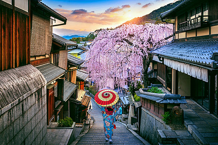 日本赏樱花之旅身穿日本传统和服的女人在日本京都的春日山区走过历史之旅街道神社文化女孩建筑学地标城市浴衣裙子艺妓背景