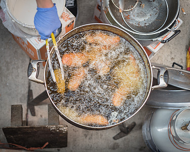 热和燃烧的油罐中深炸米面粉蛋糕市场厨师烹饪美食街道土豆火炉铁板平底锅餐厅图片