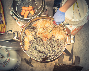 热和燃烧的油罐中深炸米面粉蛋糕平底锅食物气体餐厅厨房糕点街道铁板美食面团图片