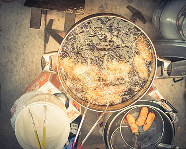 热和燃烧的油罐中深炸米面粉蛋糕食物油炸市场美食土豆手套小吃面团厨房厨师图片