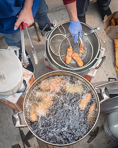 热和燃烧的油罐中深炸米面粉蛋糕厨房气体餐厅市场土豆手套平底锅铁板油炸街道图片