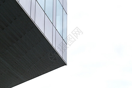云反映在现代办公楼的窗户玻璃窗技术经济镜子天空金属城市反射建筑窗格图片