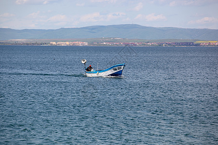 保加利亚Pomorie  2019年5月1日 海上渔船支撑海岸运动渔业渔夫海景海洋冲浪设备运输图片