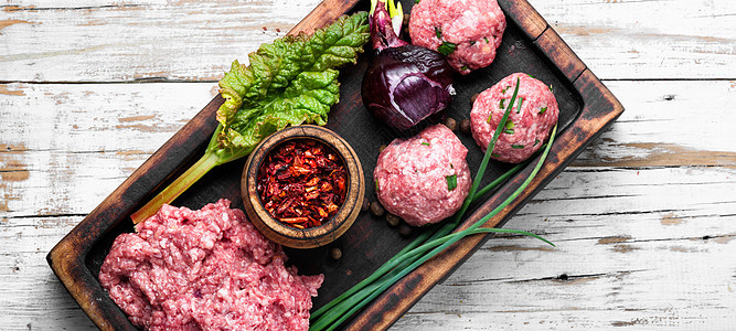 原未煮肉丸食物桌子地面肉肉胡椒碎肉屠夫肉馅生肉食谱图片