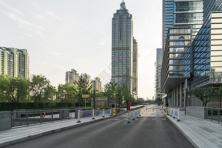 城市中心景观 现代商业背景财产天空大街建造玻璃反射建筑街道蓝色建筑物背景图片