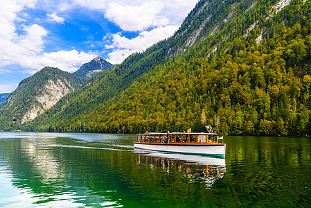 Koenigssee Konigsee 国家公园的电力船摄影巡航树木远足公园旅游旅行森林山脉木头图片