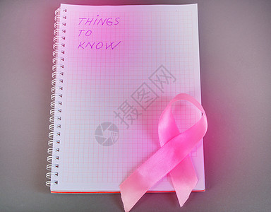 粉色螺旋丝带需要知道的事情都写在笔记本上 有粉色丝带意识的乳腺癌女孩女性丝带药品白色胸部机构癌症医生背景