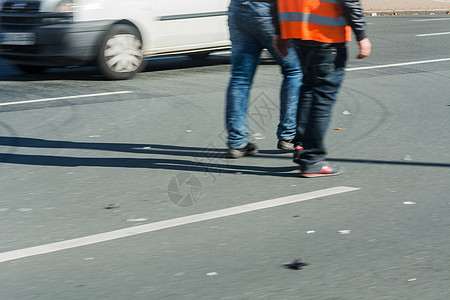 事故 汽车零件和警告三角在路上背景图片