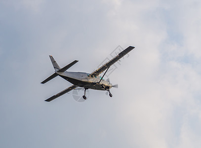 风云多云 空中运输 业余爱好和运动的娱乐飞机飞行图片