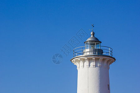 灯塔顶端海滩海岸蓝色安全天空警告地标建筑白色支撑图片