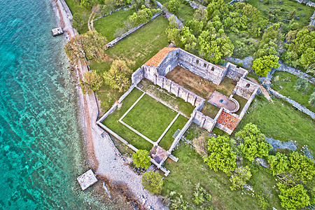 奥米沙勒吉附近岛废墟大教堂游客石头地标天线建筑学全景村庄教会海岸线图片