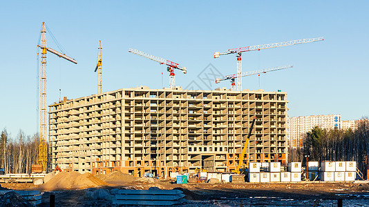 建造一座被森林包围的新多层建筑 反对蓝天的建筑起重机住宅蓝色商业工作城市建筑学技术生长场景住房图片