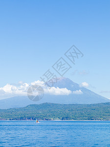 印度尼西亚巴厘岛的阿贡火山从海面看天空海滩火山假期海洋旅行丘陵蓝色自然旅游图片