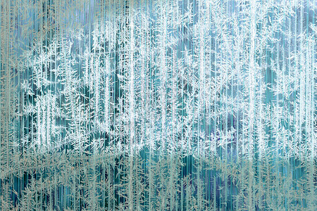 条纹玻璃冬季或圣诞节背景纹理上的白霜和雪花的冰霜图案装饰品白色蓝色结晶宏观水晶冻结季节性窗户季节图片