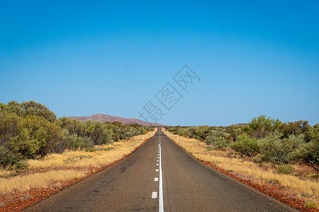 澳大利亚Karijini国家公园附近公路旁的红铁和紫铁矿石粉背景图片
