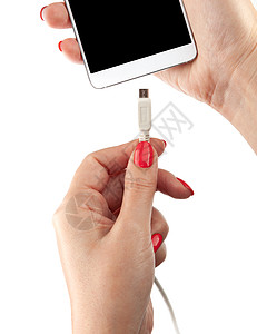 女人手里拿着智能手机 连接USB线充电力量宏观收费充值屏幕充电器触摸屏女孩电池电缆图片