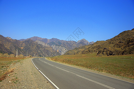 一条通向高山山脉的好沥青路图片