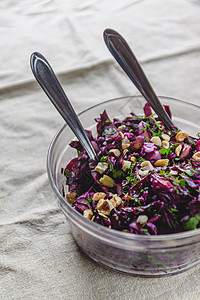 新鲜蓝菜菜沙拉加草药和坚果 在玻璃碗上盘子蓝色蔬菜草本植物酸菜色拉午餐小吃食物营养图片