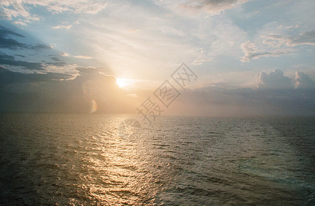 从日出和地中海海时游轮舱面的美景中 可以看到美丽的景色金子反射强光日落蓝色车辆支撑海浪海洋旅行图片