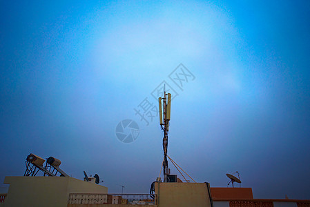 屋顶上的移动电讯天线;背景图片