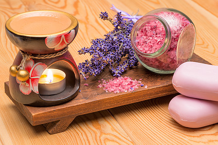 白菜肥皂和熏衣草海盐 在木架上用一面罩子护理花朵卫生木头药品皮肤身体紫色手工香气图片