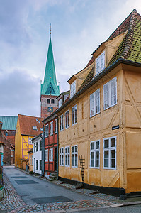 丹麦Helsingor街街头历史性城市教会吸引力游客旅游街道建筑建筑学背景图片