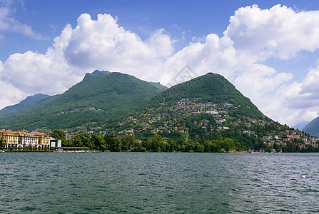 瑞士卢加诺湖假期旅行天空房屋树木风景绿色旅游爬坡图片