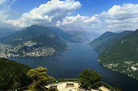 瑞士卢加诺湖房屋树木风景天空旅游旅行假期绿色爬坡图片