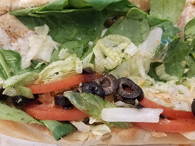 三明治加橄榄 番茄 菠菜和生菜面包蔬菜食物小吃午餐图片