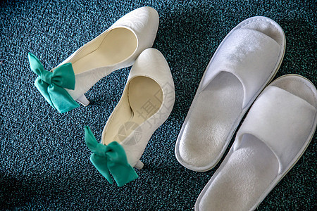 白新娘鞋和白拖鞋图片