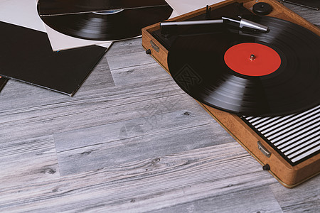 灰色木质的旧型转盘黑乙烯唱片播放机图片