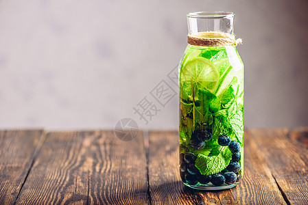 与Lime Mint和Blueberry的瓶装水活力薄荷浆果食物蓝色输液饮料果汁草本植物排毒图片